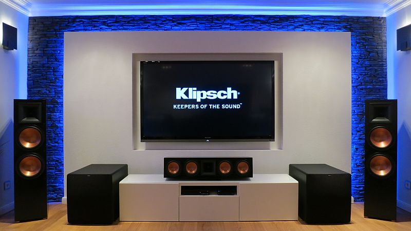 mal wieder ein hervorragendes HighEnd Surround Set - up , was wir hier kürzlich installieren durften . Hier passt alles , Klipsch Reference MKII RF7 l+r , Klipsch MKII RC64 Center , 2 x die "outstanding performance" liefernden Klipsch MKII Subwoofer 115 - und als Rearlautsprecher die directen Klipsch MKII RF82 , alles in night-black , damit die Kontraste in diesem netten Ambiente auch stimmig sind . Mit von der Partie sind auch die Viablue Verkabelungen - if it sounds good , it is good ! Weil grosses Equipment eben auch grossen Sound liefert - so soll es sein . Werner@Atmosphere wünscht den neuen Eignern "best sound every day!" Wanna have it ? Just call 0049-5068-3031 oder einfach 05068-3031-phone . 