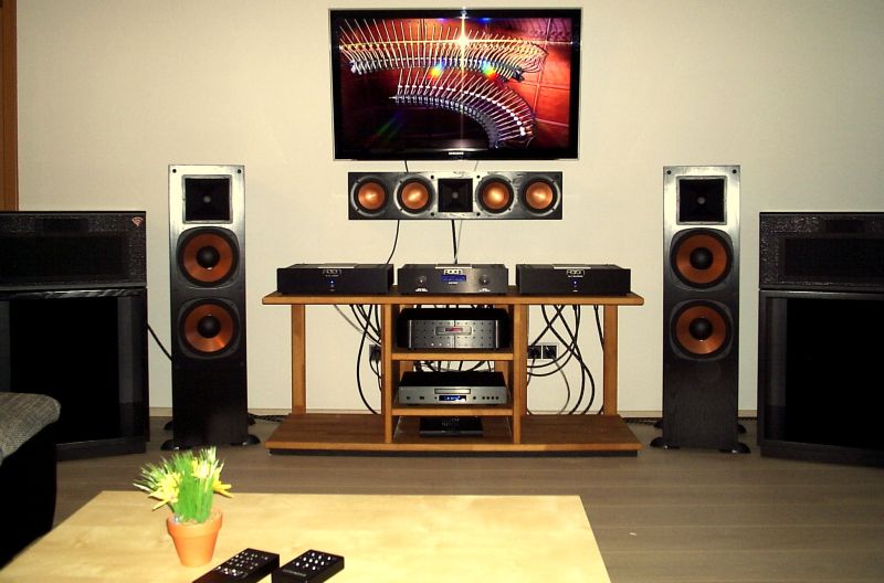 Ein perfect kombiniertes Set-up in getrenntem Aufbau , ein Paar der aktuellen Klipsch La Scala II Anniversary für den Stereo-Hörgenuss sowie die Klipsch RF7 mit dem RC64MKII und den RS62MKII für den Surroundbereich . Activesub inclusive . Angetrieben wird alles von dem fantastischen Aaron Trio , bestehend aus der HighEnd Vorstufe Aaron No.22 , der Aaron No.3 Millennium Endstufe und der Aaron No.33 Endstufe . Als Signallieferanten sorgen für den guten Ton ein CD-Player von OperaAudio , der beliebte Orfeo - sowie für knackiges Surround der Cambridge BlueRay Player . Verkabelungen für die Lautsprecher und alle RCA-Lines wie immer von Viablue - without voodoo . Alles in allem ein aussergewöhnliches Set , welches seinen Eignern langjährige Freude bereitet .  wie immer ein setup von ronny und werner 05068-3031-phone