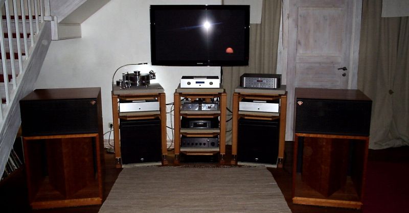 AARON No.22 Cineast High End Vorstufe , 2 x AARON No.3 Millennium Endstufen im Bi-Amping , Klipsch La Scala II Anniversary und 2 x Klipsch THX Ultra Subwoofer mit Klipsch Controller Endstufe . What else do You want to get lucky at Your home ? Klipsch in american cherry , zusätzlich Transrotor Fat Bob mit SME + Grado Reference Wood Sonata , Transrotor Zusatznetzteil + TR Phono für den excellenten analogen Ton - die Digitalbereiche versorgt hier ein wunderschöner OperaAudio Orfeo CD-Player . 