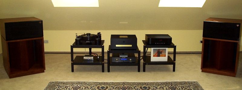 Ein Paar der weltberühmten Klipsch La Scala II , die aktuelle Version in american-cherry - kombiniert mit den bewährten Lovan-Racks , Viablue Verkabelung für RCA und Speaker sowie höchstwertigster Verstromung . Als Signallieferanten und für die entsprechend erstklassige Verstärkung sorgen hier der Transrotor DarkStar mit Jelco und Goldring , der Consonance Opera Orfeo , die HighEnd Vorstufe Aaron No.22 sowie die Ultra HighEnd Endstufe Sovereign Glory aus den "Sovereign Signature Series" . Phonoteil ist ein angepasstes Transrotor Phono . Im eigenen Musikgenusszimmer kommt dieses Ensemble klanglich wunderschön zur Geltung und sorgt für langjährige Zufriedenheit beim Kunden . Installation komplett : Ronny und Werner . Telefon für weitere Beratungen 05068/3031 or call international 0049-5068-3031