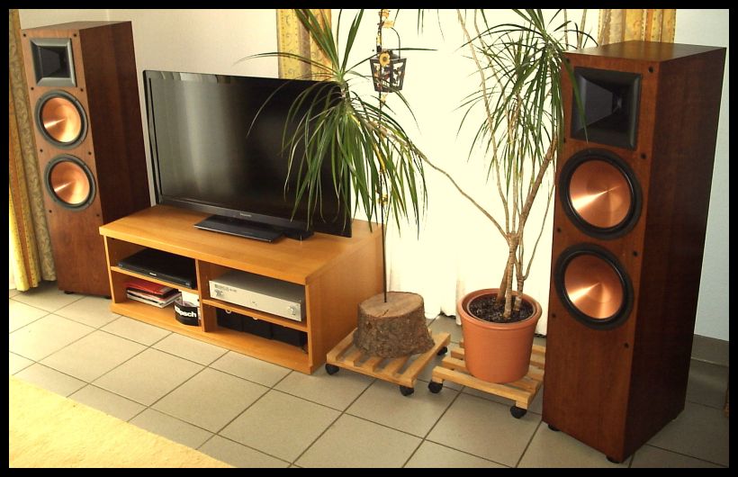 Wieder mal ein schönes , Freude bereitendes Set - up mit den Lautsprechern aus der Klipsch Reference Serie , einem Paar der Klipsch MKII RF7 in american-cherry-real-veneer . Heavy-Black-Aluminium-Feet : custom at add. cost . Eine feine Sache , die hier recht puristisch mit einem I-Mac direct an eine ordentliche Endstufe angeschlossen ist - Verbindung Viablue Lautsprecherkabel , never change a winning team . Langzeitzufriedenheit ist garantiert - all the best und evertime happy listening wünscht den glücklichen Neubesitzern Werner@Atmosphere . 