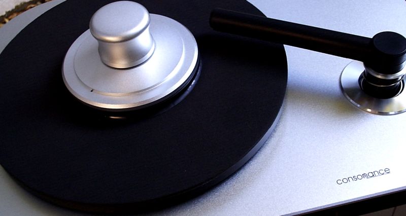 Einzigartig in dieser Preisklasse! Diese Plattenwaschmaschine darf bei keinem Schallplattenliebhaber fehlen. Nicht nur verschmutzte und alte Schallplatten werden hier zum neuen Leben erweckt. Auch neuere Pressungen profitierten erheblich durch die Reinigung. Pressrückstände und Trennmittel werden rückstandsfrei entfernt. Innere Spannungen der Vinyloberfläche werden beseitigt. Die Klangsteigerung der Schallplatte ist erheblich. Selbst nass abgespielte (Lenco-Clean) Raritäten können durch mehrfaches Waschen wieder in den Neuzustand versetzt werden.operaaudio-rcm-werner-enge-05068-3031