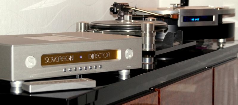 HighEnd vom Feinsten : Aus den Sovereign Signature Series , der Ultra HighEnd Vorverstärker Sovereign Director mit der superben nahezu front-identischen Metal-Fernbedienung - rechts daneben ein wunderschönes Analog-Laufwerk von Oracle mit einem Grado Tonarm + Abtastsystem - flankiert vom CD-Player OperaAudio 5.0.HD mit einem extrem homogen spielenden Wandler sowie digitalen weiteren Eingängen - that´s music at it´s best !