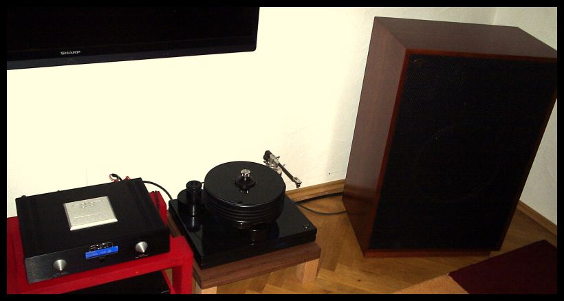 Tolles Set - up mit einem coolen Analog-Laufwerk , flankiert vom HighEnd Vollverstärker Aaron No.1a und den Klipsch Cornwall III Anniversary aus der Klipsch Heritage Serie - die entsprechenden Viablue SC6 Air mit den 6er Bridges werden jetzt noch nachträglich installiert . Alway happy listening and enjoy this relaxed Set-up - wünschen Werner & Ronny @Atmosphere . 