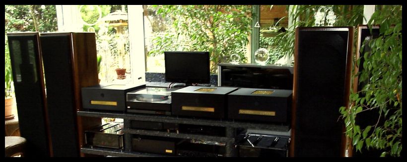 Auch hier wieder mal ein phantastisches Set - up , bestehend aus Geräten der Sovereign Signature Series , den beiden Ultra HighEnd Monoblöcken Sovereign Eternity sowie der Sovereign Glory Stereoendstufe , dazwischen gibt´s einen feinen Linn Analogplayer , ordentliche Infinity Lautsprechersysteme für die Front , Kappa´s für den Rear-Bereich , einige Subwoofer sowie jede Menge anderen HighEnd-Stoff , den man zum relaxten Musik- und Filmabend ganz einfach eben so braucht . Always happy listening wünschen Ronny & Werner@Atmosphere den glücklichen Eignern . Sie möchten eine spezielle In-Home-Audition mit Sovereign im eigenen Heim ? Gerne . Einfach 05068 / 3031 phone und wir machen das für Sie . For In-Home-Auditions just call 0049-5068-3031-phone . 