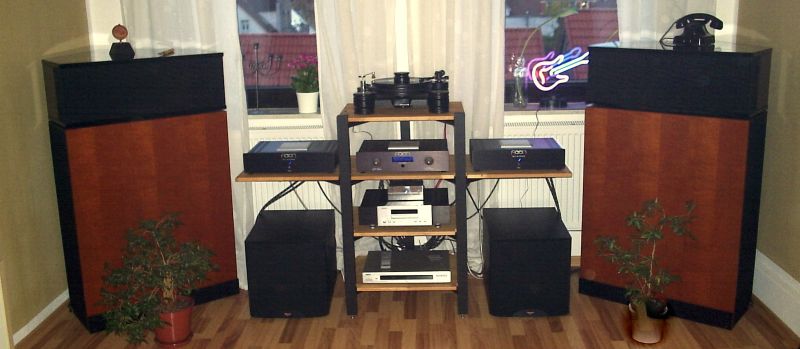 Wieder einmal einen klassischen HighEnd Stereoaufbau realisiert , mit einem Analoglaufwerk von Transrotor , dem DarkStar mit einem Jelco Tonarm und Goldring Abtastsystem + Transrotor Phonoteil . Die von DC-Mega laufenden Aaron Verstärker übernehmen hier die absolute Kontrolle über die K-horns . Vorverstärker ist der Aaron No.22 mit den beiden Endstufen Aaron No.3 Millennium für ein überzeugendes Bi-amping . Alle Verbindungen von Viablue , alle Verstromungen Hardcore . Der Raum selbst ist ein stuckbewehrter Altbau mit einer schon durchaus akzeptablen Raumhöhe , wo der klanglichen Entfaltung des Systems nichts im Wege steht . Well done , wie immer von Werner Enge . Call me : 05068-3031 . intl.call.0049-5068-3031. 