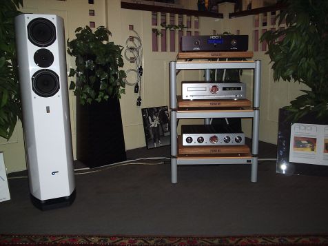 Lovan Rack mit AARON Verstärker und TAC Vincent Röhren-CD-Player auf VertigoKiss Geräteplattformen mit AudioPro Avanti DC 100 active subwoofer controlled .