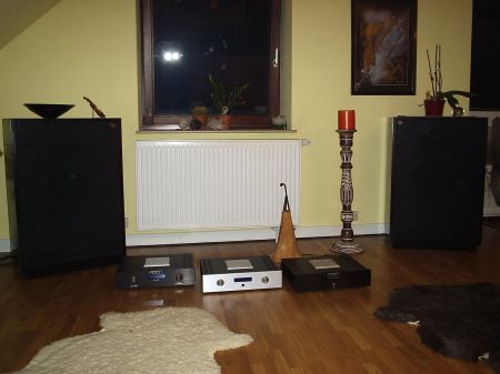 Frisch von Werner Enges Atmosphere aus Elze bei Hannover : 1 Paar Klipsch Cornwall III Anniversary in black-satin mit diversen Aaron High End Verstärkern wie z.B. Aaron No.1a . www.wernerenge.com .