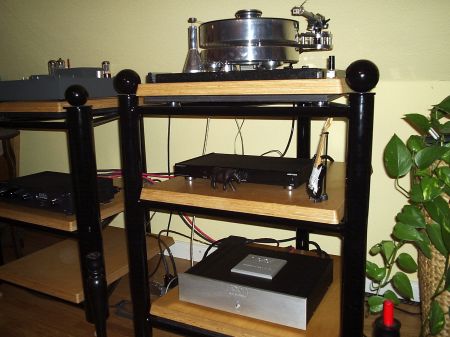 Auf einem wunderschönen selbst designed Rack sind positioniert : Aaron High End Endstufe No.3 Millennium , Transrotor Fat Bob mit SME Tonarm sowie das überaus wichtige Phonoteil . Daneben auf dem linken Rack : "Noch" die Manley Vorstufe und der Dynavox CD-Player . Wann wird wohl die Manley einer Aaron Cineast High End Vorstufe weichen müssen ? Erfahren Sie mehr bei Werner Enges Atmosphere in 31008 Elze bei Hannover - Saaledamm 5 .Tel. 05068-3031 von 10.30-19.00 Uhr . www.wernerenge.com .