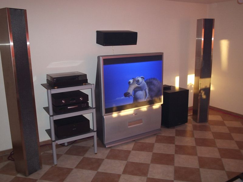 Composition einer feinen High End Home Cinema Stereo Dolby Digital DTS Anlage von Werner Enges Atmosphere-Klipsch in 31008 Elze bei Hannover . Feinste Piega Bändchensysteme kombiniert mit Klipsch Aktivsubwoofer , Klipsch rearspeakers und Klipsch Centerlautsprecher . Verkabelung High End . Racks von Lovan und feinste Electronic von Primare . Call us at 0049-5068-3031 oder 05068-3031 von 10.30-19.00 Uhr ( 10.30pm to 7pm ) . We ship worldwide - nationwide - general europe .