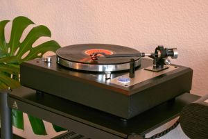 Thorens Analogschallplattenspieler klassisch auf Lovan Rack . Lovan Anfrage unter 05068-3031-Telefon .