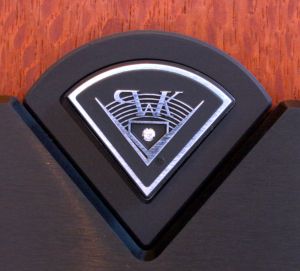 Aluminium-Guss-Frontfussleiste des Klipschorn 60th Anniversary mit PWK-Logo Paul Wilbur Klipsch - und eingesetztem Diamanten für das Jubiläumsmodell von Klipsch . 