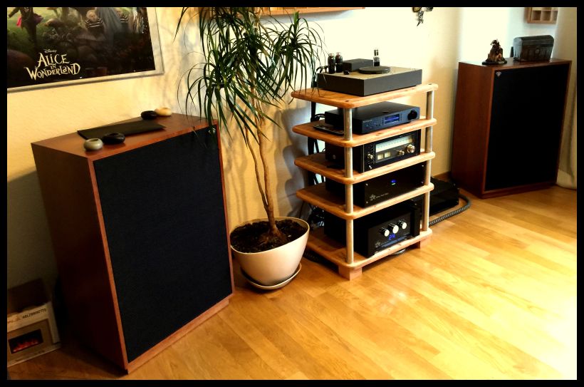 Auch mal wieder ein schönes musikalisches Set-Up , was wir hier realisieren konnten . The famous Klipsch Cornwall III Anniversary aus der Klipsch Heritage Serie beschallt hier den Wohnbereich der freundlichen Familie - alles sehr schöne Geräte zur Musikreproduktion . Ein wenig haben wir dann doch noch nachgeholfen mit einer klasse Verkabelung von Viablue , den S6Air Lautsprecherkabeln mit den entsprechenden Viablue S6Air Bridges - alle RCA Verbindungen selbstverständlich auch aus der 6er Air Serie - und einer sinnvollen voodoofreien Verstromung . Everytime happy listening to the owners wünscht Werner@Atmosphere . 